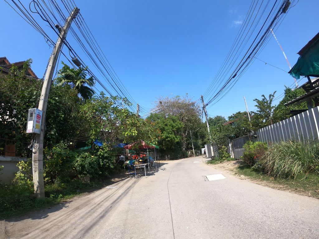 ภาพถนนตรงที่ ชนม์หกานต์ อพาร์เม้นท์ ตั้งอยู่ ถ่ายโดย chanuwath_grab พ.ศ. 2562 (2019) · A street-level view of where ชนม์หกานต์ อพาร์เม้นท์ · Chanahakan Aphamen stands, by chanuwath_grab in 2562 (2019)