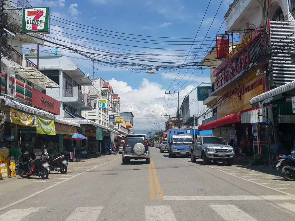 ภาพถนนตรงที่ พร้าวพื้นเมือง ตั้งอยู่ ถ่ายโดย jrcarlsen พ.ศ. 2558 (2015) · A street-level view of where พร้าวพื้นเมือง · Phrao Phuenmueang stands, by jrcarlsen in 2558 (2015)