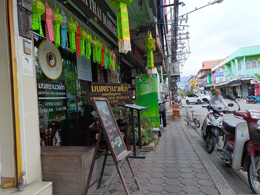 ภาพถนนตรงที่ VK Money Exchange ตั้งอยู่ ถ่ายโดย skillsy พ.ศ. 2568 (2025) · A street-level view of where VK Money Exchange stands, by skillsy in 2568 (2025)