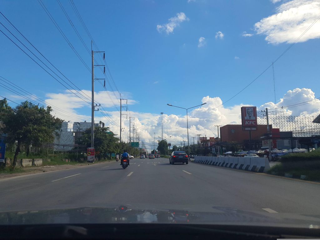 ภาพถนนตรงที่ คลีนิกรักษาสัตว์เอ็นที ตั้งอยู่ ถ่ายโดย jrcarlsen พ.ศ. 2566 (2023) · A street-level view of where คลีนิกรักษาสัตว์เอ็นที · Clinic Raksasat Enthi stands, by jrcarlsen in 2566 (2023)
