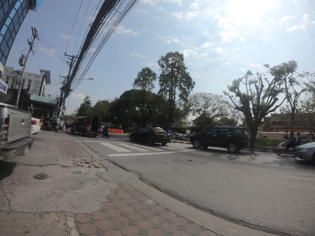 ภาพถนนตรงที่ Samsung Service Center ตั้งอยู่ ถ่ายโดย chanuwath_grab พ.ศ. 2562 (2019) · A street-level view of where Samsung Service Center stands, by chanuwath_grab in 2562 (2019)