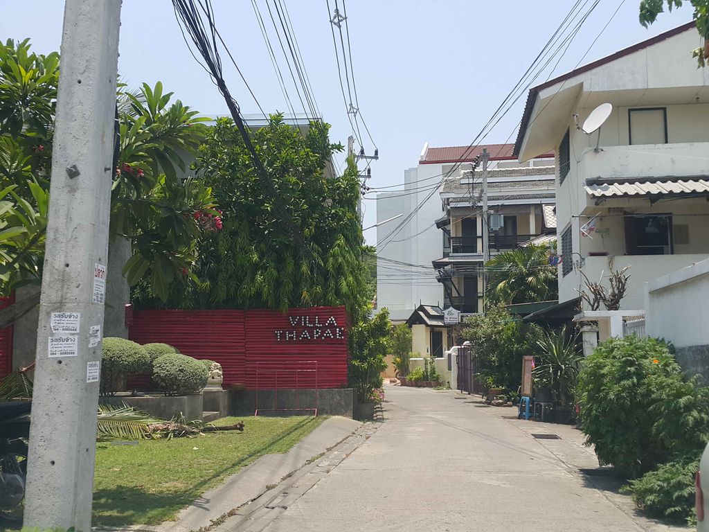 ภาพถนนตรงที่ Kiti Panit ตั้งอยู่ ถ่ายโดย jrcarlsen พ.ศ. 2558 (2015) · A street-level view of where Kiti Panit stands, by jrcarlsen in 2558 (2015)