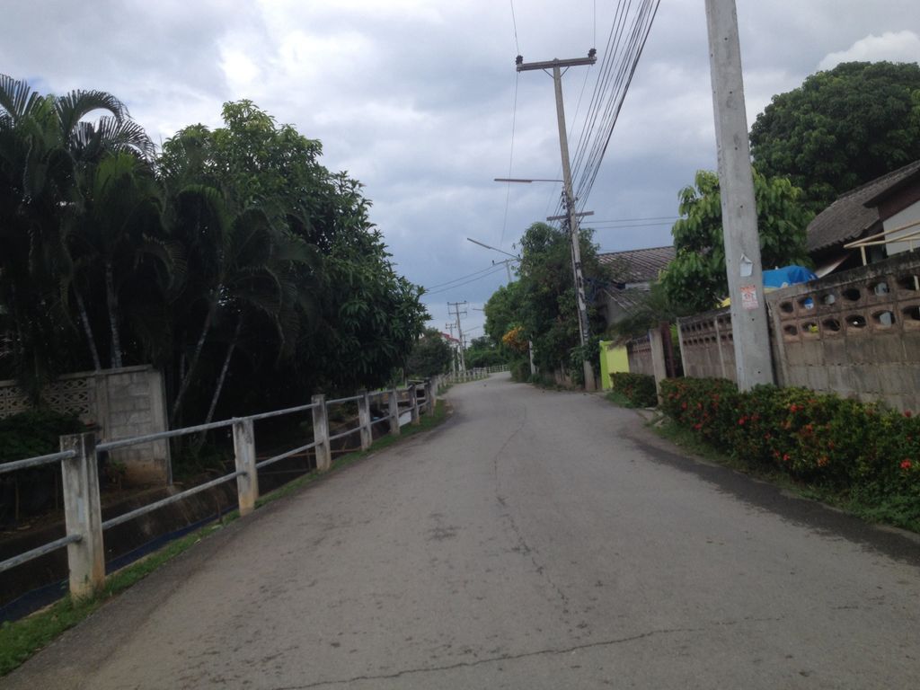 ภาพถนนตรงที่ บ้านตองคาเฟ่ ตั้งอยู่ ถ่ายโดย jimwatana พ.ศ. 2558 (2015) · A street-level view of where บ้านตองคาเฟ่ · Ban Tong Café stands, by jimwatana in 2558 (2015)