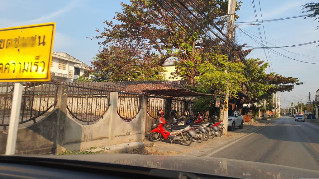 ภาพถนนตรงที่ COCO Me   By Me Dee Coffee ตั้งอยู่ ถ่ายโดย jrcarlsen พ.ศ. 2566 (2023) · A street-level view of where COCO Me   By Me Dee Coffee stands, by jrcarlsen in 2566 (2023)