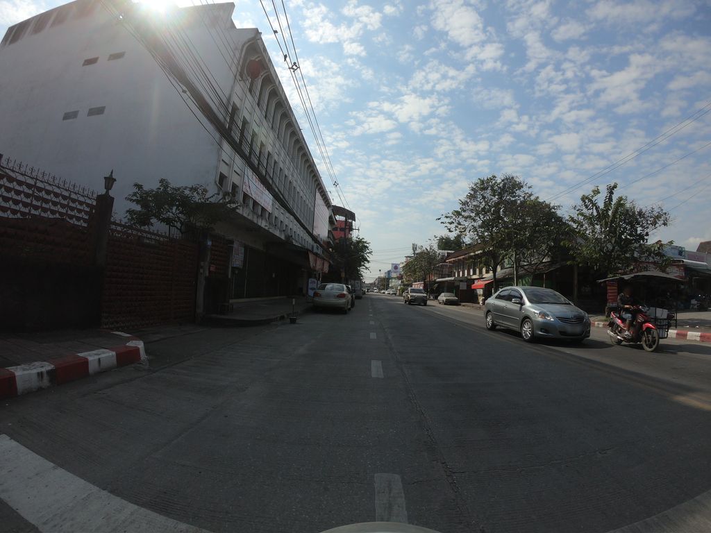 ภาพถนนตรงที่ CLBS Jobs ตั้งอยู่ ถ่ายโดย chanuwath_grab พ.ศ. 2562 (2019) · A street-level view of where CLBS Jobs stands, by chanuwath_grab in 2562 (2019)