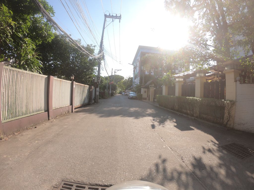 ภาพถนนตรงที่ Freedom Church Chiang Mai ตั้งอยู่ ถ่ายโดย chanuwath_grab พ.ศ. 2562 (2019) · A street-level view of where Freedom Church Chiang Mai stands, by chanuwath_grab in 2562 (2019)
