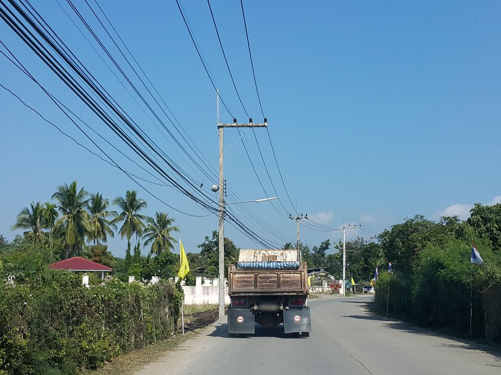 ภาพถนนตรงที่ บัวไหล Fishing Club ตั้งอยู่ ถ่ายโดย jrcarlsen พ.ศ. 2558 (2015) · A street-level view of where บัวไหล Fishing Club stands, by jrcarlsen in 2558 (2015)