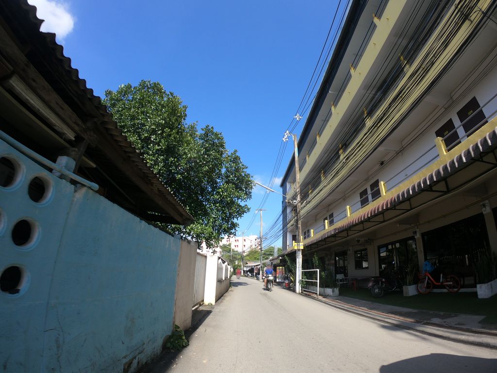 ภาพถนนตรงที่ แม่เล็กส้มตำร้อยล้าน ตั้งอยู่ ถ่ายโดย chanuwath_grab พ.ศ. 2562 (2019) · A street-level view of where แม่เล็กส้มตำร้อยล้าน · Mae Lek Som Tam Roilan stands, by chanuwath_grab in 2562 (2019)