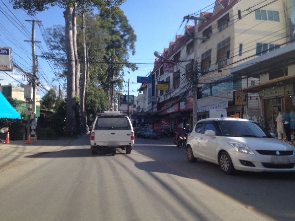 ภาพถนนตรงที่ CHO (Bar & Music - Craft Beer Chiangmai) ตั้งอยู่ ถ่ายโดย jimwatana พ.ศ. 2558 (2015) · A street-level view of where CHO (Bar & Music - Craft Beer Chiangmai) stands, by jimwatana in 2558 (2015)