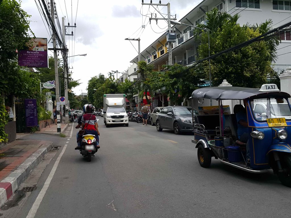 ภาพถนนตรงที่ Baanchang Elephant Park ตั้งอยู่ ถ่ายโดย jrcarlsen พ.ศ. 2558 (2015) · A street-level view of where Baanchang Elephant Park stands, by jrcarlsen in 2558 (2015)
