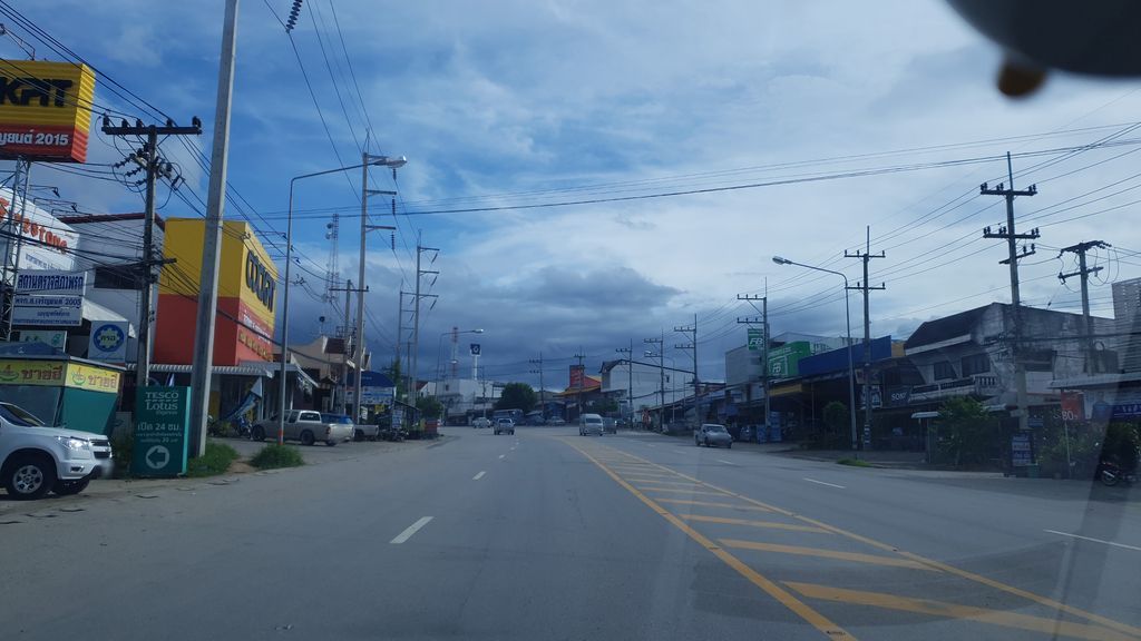ภาพถนนตรงที่ โลตัส เอ็กซ์เพรส อำเภอฮอด ตั้งอยู่ ถ่ายโดย silamanee พ.ศ. 2561 (2018) · A street-level view of where โลตัส เอ็กซ์เพรส อำเภอฮอด · Lotus Express Amphoe Hot stands, by silamanee in 2561 (2018)