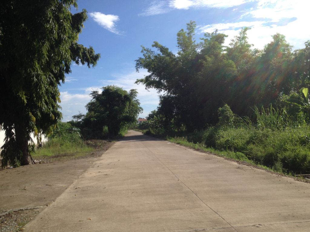 ภาพถนนตรงที่ วัดเอรัณฑวัน ตั้งอยู่ ถ่ายโดย jimwatana พ.ศ. 2558 (2015) · A street-level view of where วัดเอรัณฑวัน · Wat Erantha Wan stands, by jimwatana in 2558 (2015)