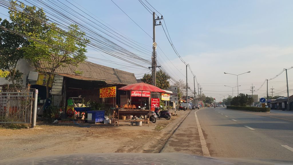 ภาพถนนตรงที่ ก๋วยเตี๋ยวเรือนายน้อย ตั้งอยู่ ถ่ายโดย jrcarlsen พ.ศ. 2566 (2023) · A street-level view of where ก๋วยเตี๋ยวเรือนายน้อย · Kuai Tiaoruea Nainoi stands, by jrcarlsen in 2566 (2023)