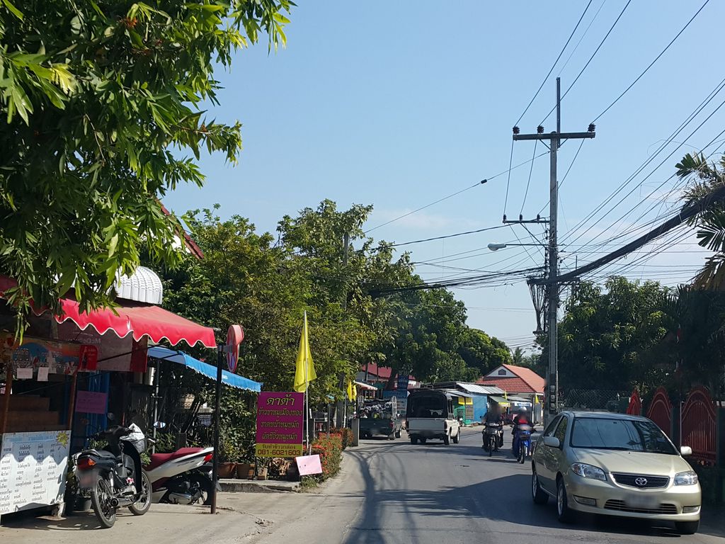 ภาพถนนตรงที่ ร้านโมทนา ตั้งอยู่ ถ่ายโดย jrcarlsen พ.ศ. 2558 (2015) · A street-level view of where ร้านโมทนา · Ran Motna stands, by jrcarlsen in 2558 (2015)