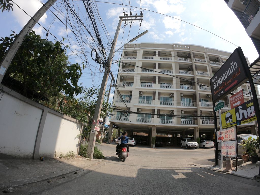 ภาพถนนตรงที่ Zero to one coffee and tea ตั้งอยู่ ถ่ายโดย chanuwath_grab พ.ศ. 2562 (2019) · A street-level view of where Zero to one coffee and tea stands, by chanuwath_grab in 2562 (2019)
