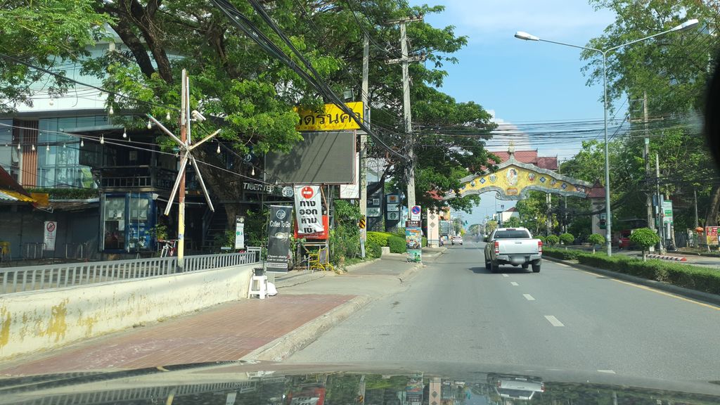 ภาพถนนตรงที่ iCare เมญ่า เชียงใหม่ ตั้งอยู่ ถ่ายโดย jrcarlsen พ.ศ. 2564 (2021) · A street-level view of where iCare เมญ่า เชียงใหม่ stands, by jrcarlsen in 2564 (2021)