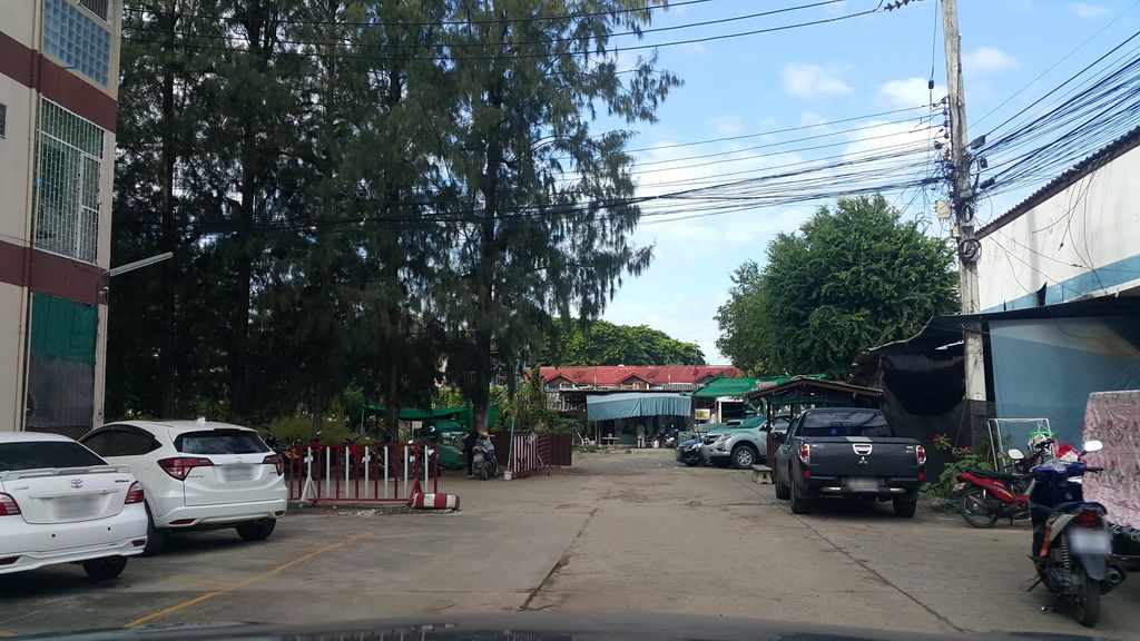 ภาพถนนตรงที่ PP Condominium ตั้งอยู่ ถ่ายโดย jrcarlsen พ.ศ. 2559 (2016) · A street-level view of where PP Condominium stands, by jrcarlsen in 2559 (2016)