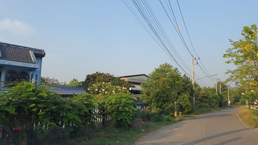 ภาพถนนตรงที่ ลำเหมืองแม่ขาน ตั้งอยู่ ถ่ายโดย jrcarlsen พ.ศ. 2565 (2022) · A street-level view of where ลำเหมืองแม่ขาน · Lam Mueang Mae Khan stands, by jrcarlsen in 2565 (2022)