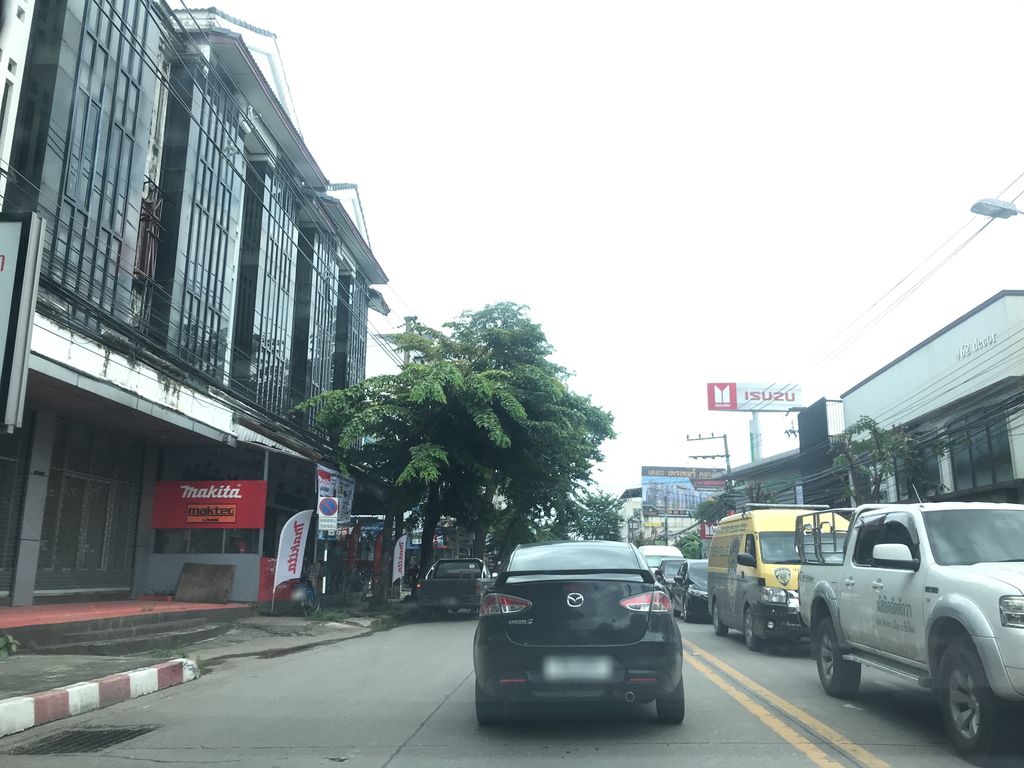 ภาพถนนตรงที่ ถาวรไดนาโม เชียงใหม่ ตั้งอยู่ ถ่ายโดย prasert พ.ศ. 2561 (2018) · A street-level view of where ถาวรไดนาโม เชียงใหม่ · Thawon Dynamo Chiang Mai stands, by prasert in 2561 (2018)