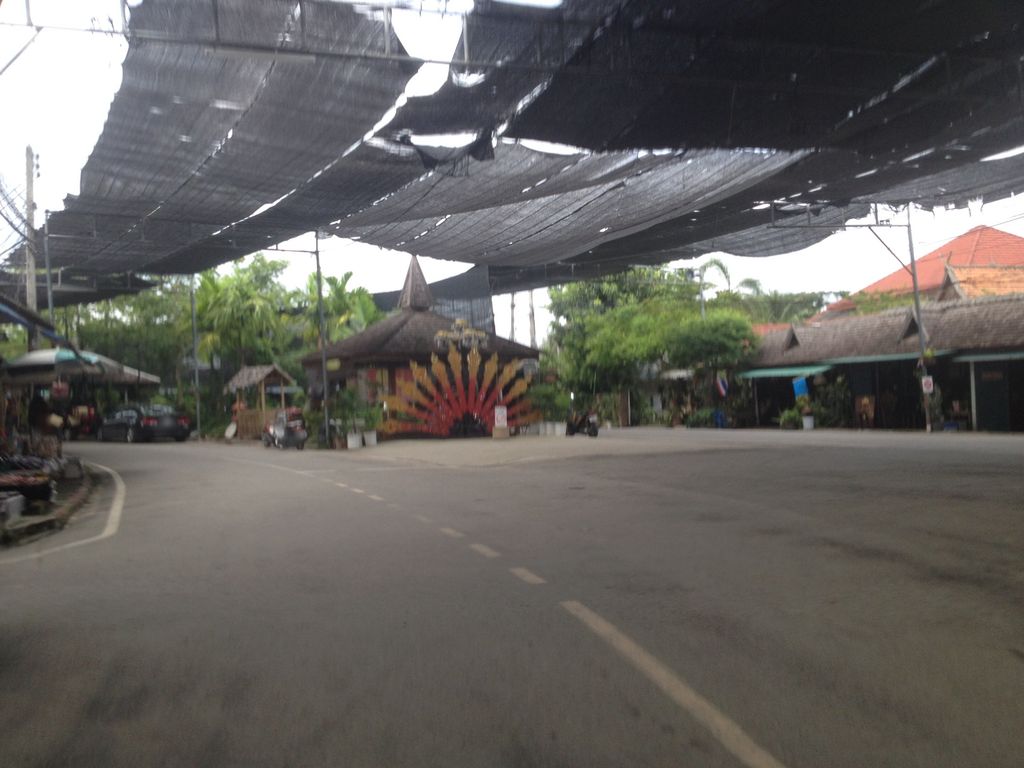 ภาพถนนตรงที่ Phadungkeait Shop - ร้านผดุงเกียรติ ตั้งอยู่ ถ่ายโดย jimwatana พ.ศ. 2558 (2015) · A street-level view of where Phadungkeait Shop - ร้านผดุงเกียรติ stands, by jimwatana in 2558 (2015)
