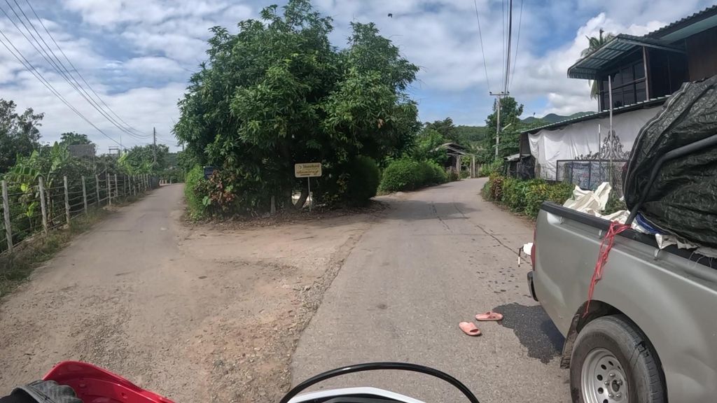 ภาพถนนตรงที่ ร้านกชพรรณค้าเจริญ ตั้งอยู่ ถ่ายโดย julcnx พ.ศ. 2567 (2024) · A street-level view of where ร้านกชพรรณค้าเจริญ · Ran Kot Phraron Kha Charoen stands, by julcnx in 2567 (2024)