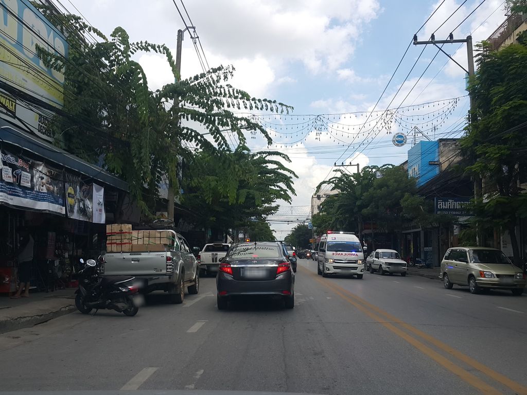 ภาพถนนตรงที่ อนุสาร ตั้งอยู่ ถ่ายโดย jrcarlsen พ.ศ. 2558 (2015) · A street-level view of where อนุสาร · Anusan stands, by jrcarlsen in 2558 (2015)