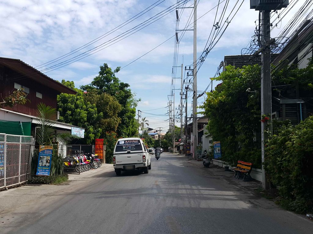 ภาพถนนตรงที่ ร้านภัทรเนตร นวดเพื่อสุขภาพ Massage For Health ตั้งอยู่ ถ่ายโดย jrcarlsen พ.ศ. 2558 (2015) · A street-level view of where ร้านภัทรเนตร นวดเพื่อสุขภาพ Massage For Health stands, by jrcarlsen in 2558 (2015)