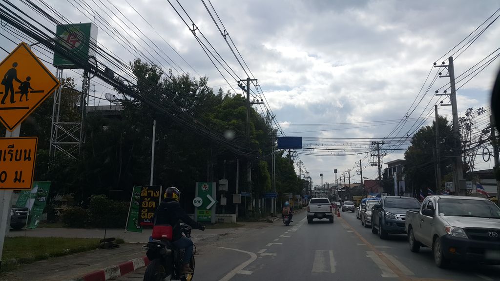 ภาพถนนตรงที่ ค.แข็ง -แลงมาตอง ตั้งอยู่ ถ่ายโดย jrcarlsen พ.ศ. 2561 (2018) · A street-level view of where ค.แข็ง -แลงมาตอง · Kha.khaeng -laengmatong stands, by jrcarlsen in 2561 (2018)