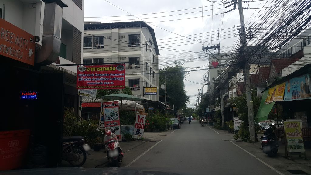 ภาพถนนตรงที่ Tokuni Bar ตั้งอยู่ ถ่ายโดย jrcarlsen พ.ศ. 2560 (2017) · A street-level view of where Tokuni Bar stands, by jrcarlsen in 2560 (2017)