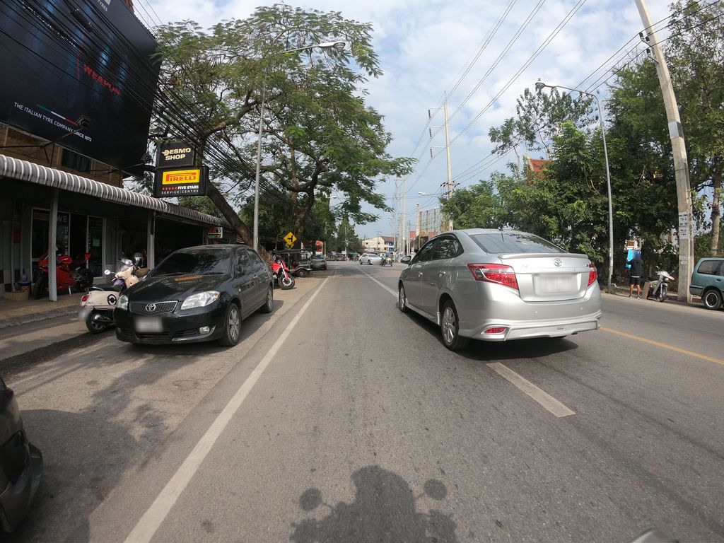 ภาพถนนตรงที่ Green Beauty ตั้งอยู่ ถ่ายโดย chanuwath_grab พ.ศ. 2562 (2019) · A street-level view of where Green Beauty stands, by chanuwath_grab in 2562 (2019)