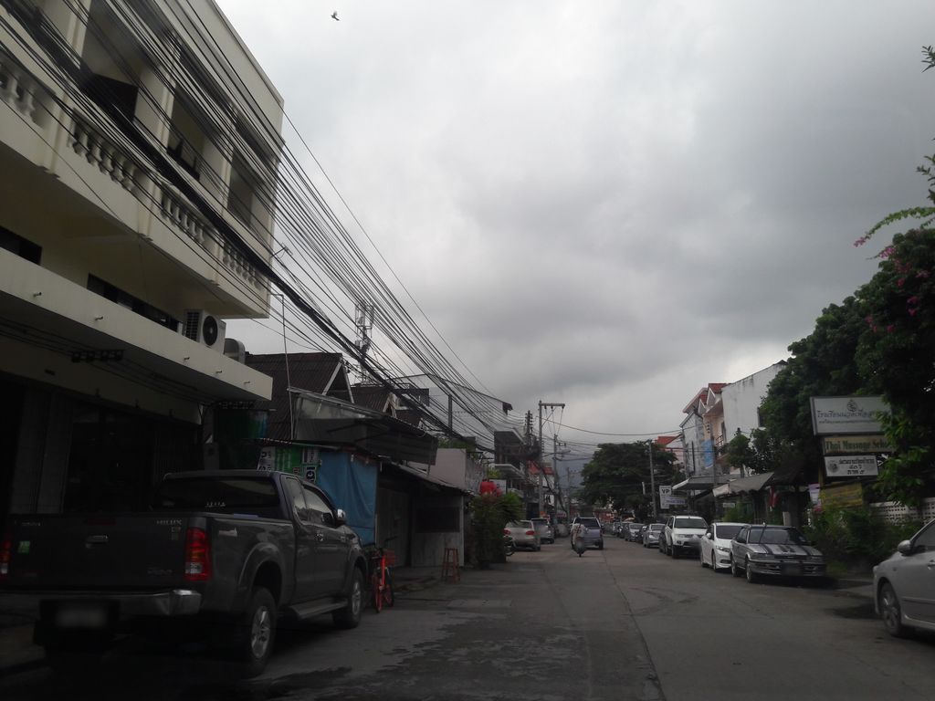 ภาพถนนตรงที่ สถานีส้มตำ ตั้งอยู่ ถ่ายโดย superbate พ.ศ. 2561 (2018) · A street-level view of where สถานีส้มตำ · Sathani Som Tam stands, by superbate in 2561 (2018)
