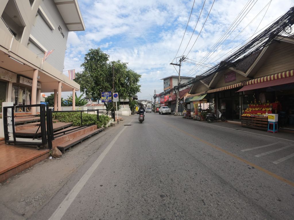 ภาพถนนตรงที่ Somethinks ตั้งอยู่ ถ่ายโดย chanuwath_grab พ.ศ. 2562 (2019) · A street-level view of where Somethinks stands, by chanuwath_grab in 2562 (2019)