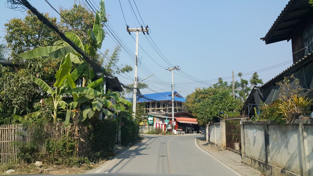 ภาพถนนตรงที่ ข้างบ้านคอฟฟี่บาร์-KhangBan Coffee Bar ตั้งอยู่ ถ่ายโดย jrcarlsen พ.ศ. 2560 (2017) · A street-level view of where ข้างบ้านคอฟฟี่บาร์-KhangBan Coffee Bar stands, by jrcarlsen in 2560 (2017)