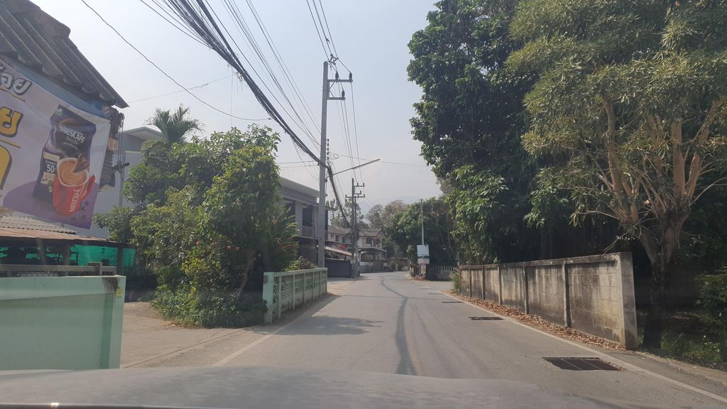 ภาพถนนตรงที่ ก๋วยเตี๋ยวน้องโบว์ - ดอนแก้ว ตั้งอยู่ ถ่ายโดย jrcarlsen พ.ศ. 2566 (2023) · A street-level view of where ก๋วยเตี๋ยวน้องโบว์ - ดอนแก้ว · Kuaitiao Nongbo - Donkwae stands, by jrcarlsen in 2566 (2023)