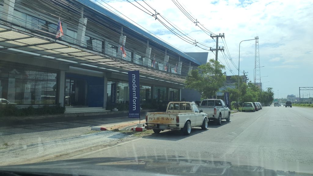 ภาพถนนตรงที่ สเต็กลุงหนวด สาขาคำเที่ยง ตั้งอยู่ ถ่ายโดย jrcarlsen พ.ศ. 2564 (2021) · A street-level view of where สเต็กลุงหนวด สาขาคำเที่ยง · Steak Lung Nhuad Sakha Khamthiang stands, by jrcarlsen in 2564 (2021)