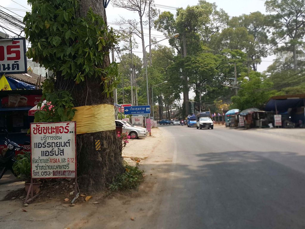 ภาพถนนตรงที่ ชัยชนะแอร์ ตั้งอยู่ ถ่ายโดย jrcarlsen พ.ศ. 2558 (2015) · A street-level view of where ชัยชนะแอร์ · Chai Chana Air stands, by jrcarlsen in 2558 (2015)