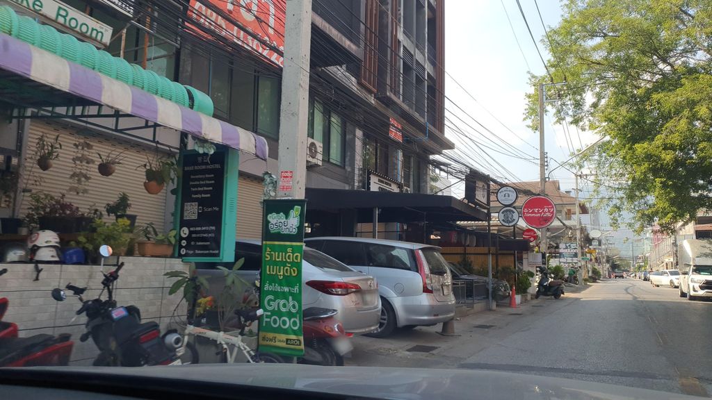 ภาพถนนตรงที่ Playbot Robotics Academy ตั้งอยู่ ถ่ายโดย jrcarlsen พ.ศ. 2566 (2023) · A street-level view of where Playbot Robotics Academy stands, by jrcarlsen in 2566 (2023)
