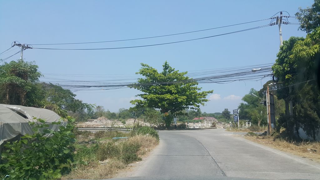 ภาพถนนตรงที่ ร้าบลาบลุงไล ตั้งอยู่ ถ่ายโดย jrcarlsen พ.ศ. 2562 (2019) · A street-level view of where ร้าบลาบลุงไล · Rablablunglai stands, by jrcarlsen in 2562 (2019)