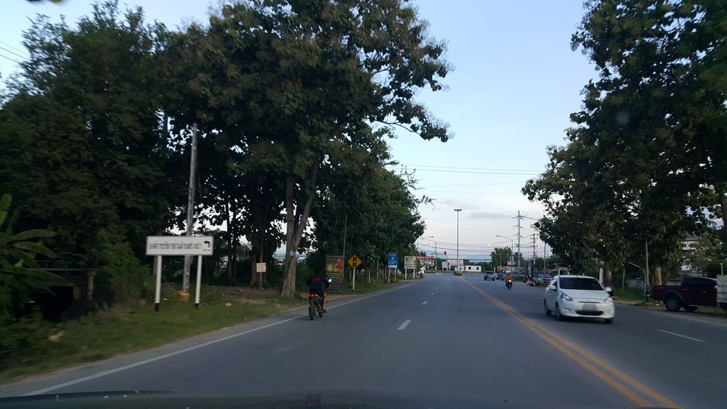 ภาพถนนตรงที่ ร้านปลาสาละวิน ตั้งอยู่ ถ่ายโดย jrcarlsen พ.ศ. 2559 (2016) · A street-level view of where ร้านปลาสาละวิน · Ran Plasalawin stands, by jrcarlsen in 2559 (2016)