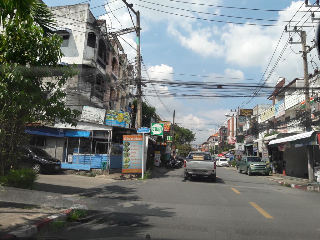 ภาพถนนตรงที่ HOME19 Chiangmai No2 ตั้งอยู่ ถ่ายโดย superbate พ.ศ. 2561 (2018) · A street-level view of where HOME19 Chiangmai No2 stands, by superbate in 2561 (2018)