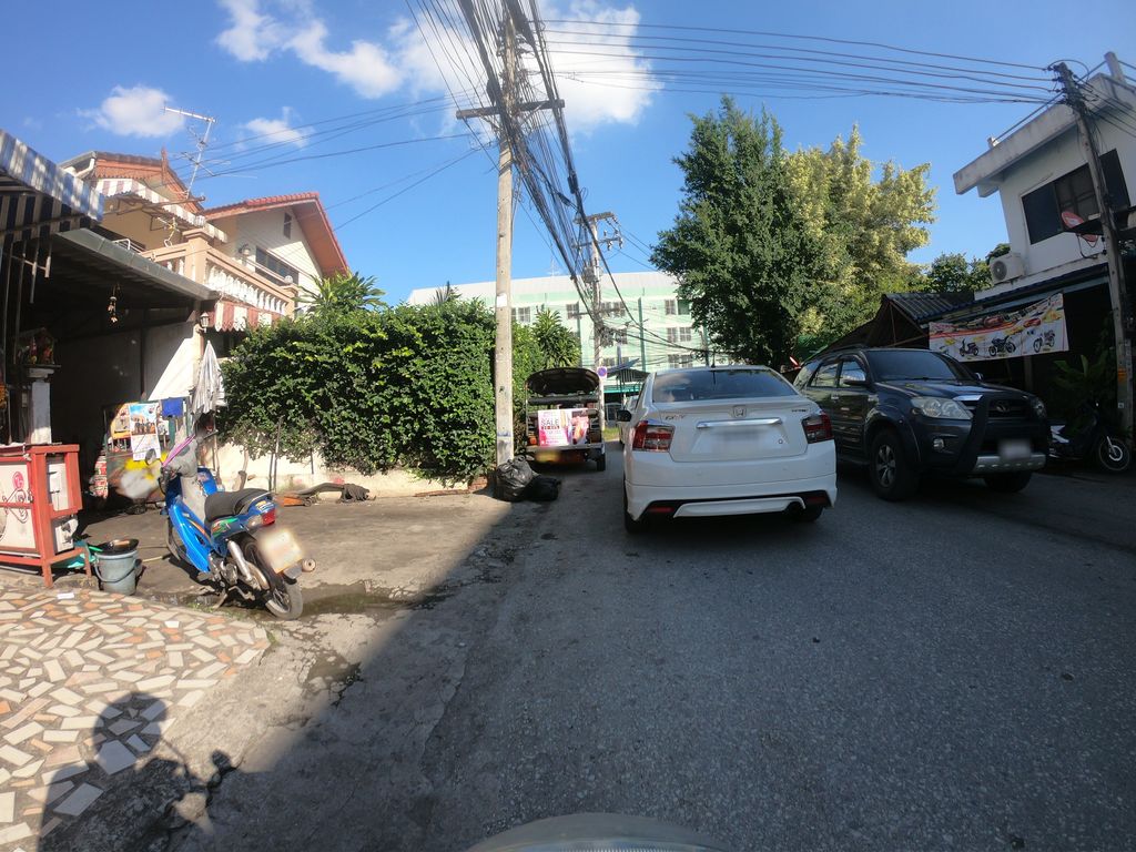 ภาพถนนตรงที่ Shanti Hostel CNX ตั้งอยู่ ถ่ายโดย chanuwath_grab พ.ศ. 2562 (2019) · A street-level view of where Shanti Hostel CNX stands, by chanuwath_grab in 2562 (2019)