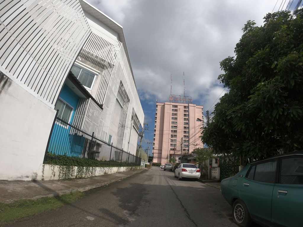 ภาพถนนตรงที่ Siriaunda School ตั้งอยู่ ถ่ายโดย chanuwath_grab พ.ศ. 2562 (2019) · A street-level view of where Siriaunda School stands, by chanuwath_grab in 2562 (2019)
