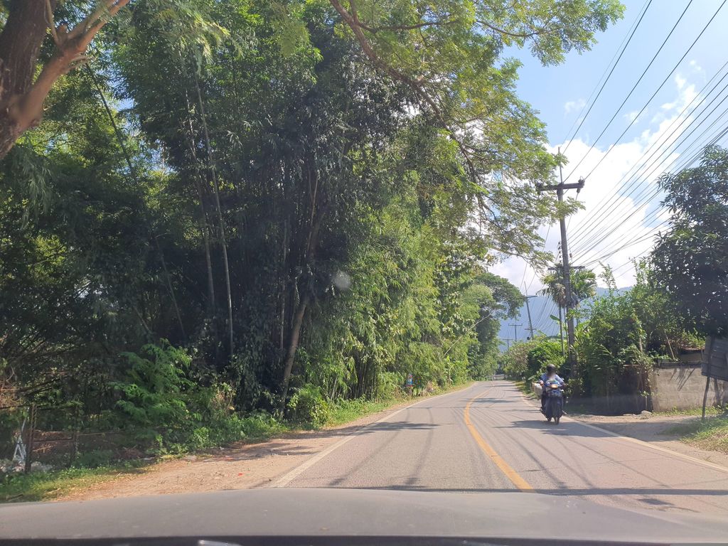 ภาพถนนตรงที่ ร้านหลู้ฮิมตาง ตั้งอยู่ ถ่ายโดย jrcarlsen พ.ศ. 2566 (2023) · A street-level view of where ร้านหลู้ฮิมตาง · Ran Lu Himtang stands, by jrcarlsen in 2566 (2023)