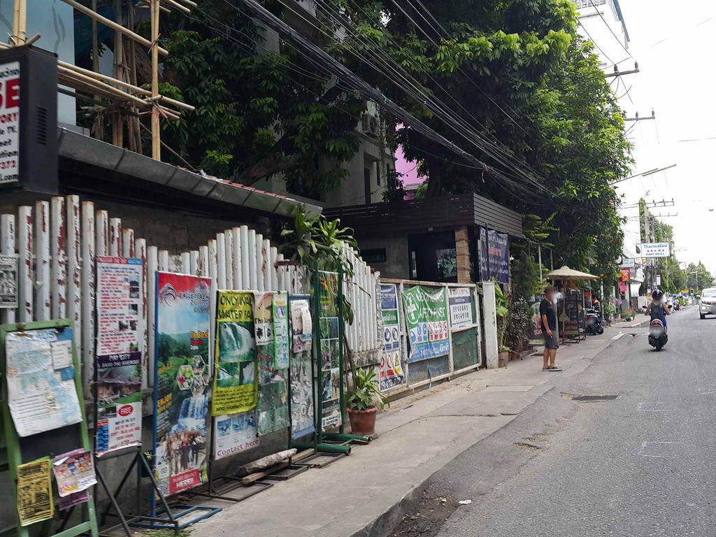 ภาพถนนตรงที่ Starnong Cafe & Hostel ตั้งอยู่ ถ่ายโดย jrcarlsen พ.ศ. 2558 (2015) · A street-level view of where Starnong Cafe & Hostel stands, by jrcarlsen in 2558 (2015)