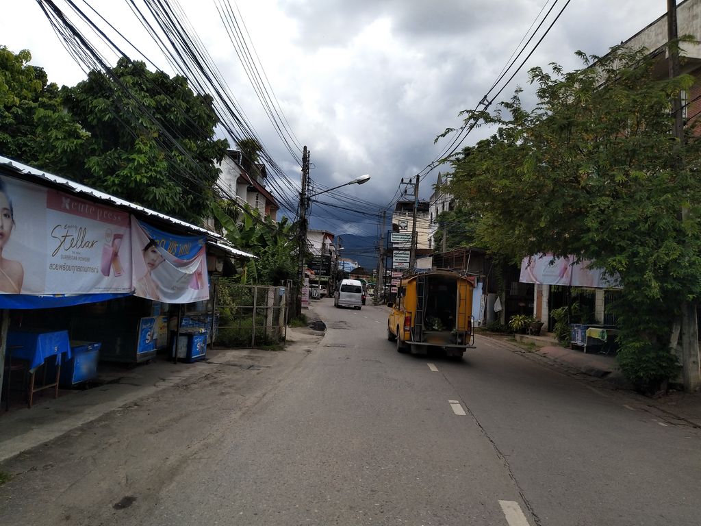 ภาพถนนตรงที่ ทองม้วนอ้อยศรี ตั้งอยู่ ถ่ายโดย khaojao พ.ศ. 2561 (2018) · A street-level view of where ทองม้วนอ้อยศรี · Thong Muan Oi Si stands, by khaojao in 2561 (2018)