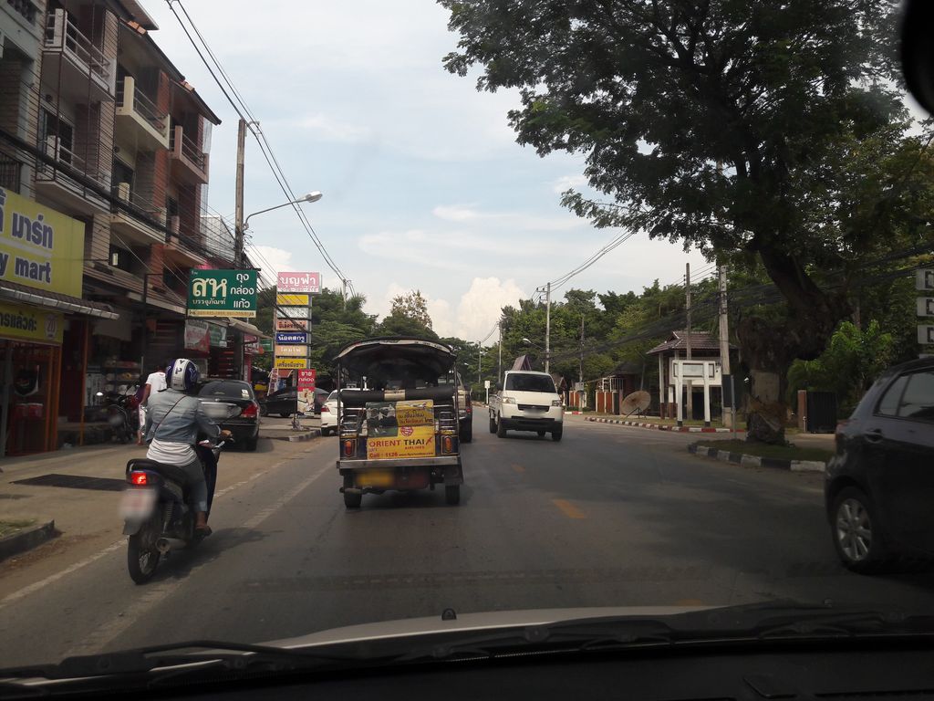 ภาพถนนตรงที่ อินธนูมอเตอร์ ตั้งอยู่ ถ่ายโดย noochjaree พ.ศ. 2561 (2018) · A street-level view of where อินธนูมอเตอร์ · In Thanu Motor stands, by noochjaree in 2561 (2018)