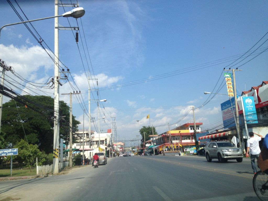 ภาพถนนตรงที่ สถานีตำรวจภูธรจอมทอง ตั้งอยู่ ถ่ายโดย jimwatana พ.ศ. 2558 (2015) · A street-level view of where สถานีตำรวจภูธรจอมทอง · Chom Thong Provincial police station stands, by jimwatana in 2558 (2015)