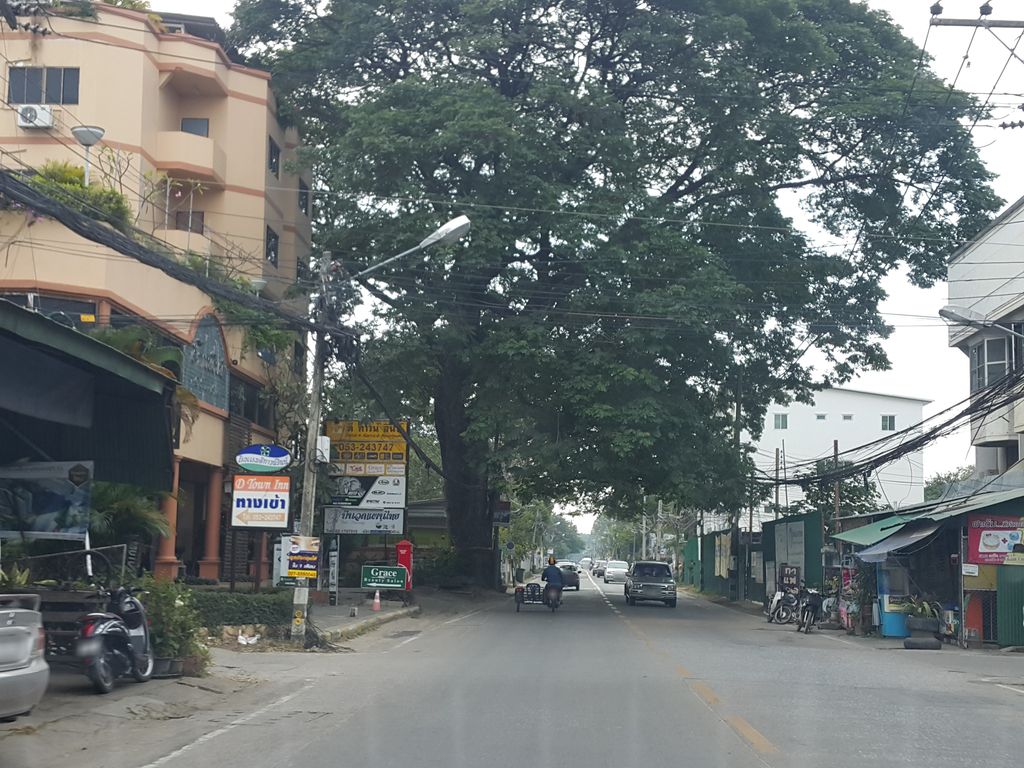 ภาพถนนตรงที่ ดอกแก้วผ้าม่าน Dokkaew Phaman ตั้งอยู่ ถ่ายโดย jrcarlsen พ.ศ. 2558 (2015) · A street-level view of where ดอกแก้วผ้าม่าน Dokkaew Phaman stands, by jrcarlsen in 2558 (2015)