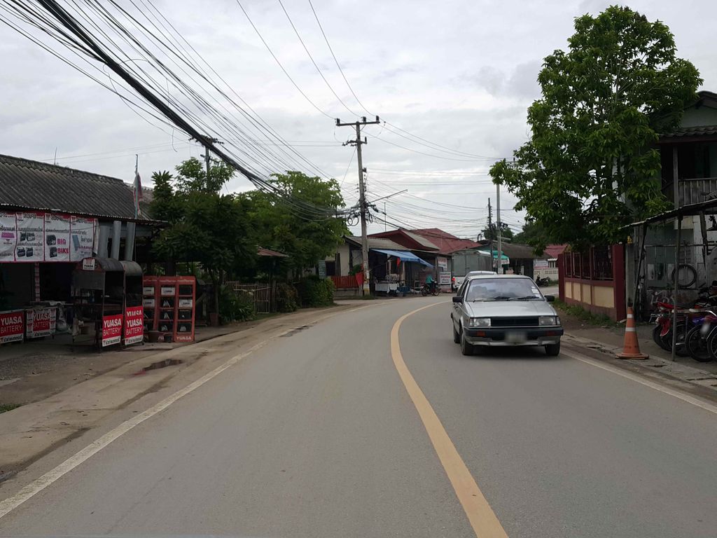 ภาพถนนตรงที่ Boat Cafe Chiangmai ตั้งอยู่ ถ่ายโดย jrcarlsen พ.ศ. 2558 (2015) · A street-level view of where Boat Cafe Chiangmai stands, by jrcarlsen in 2558 (2015)