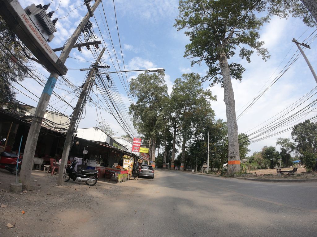 ภาพถนนตรงที่ ชามันส์ดี ตั้งอยู่ ถ่ายโดย chanuwath_grab พ.ศ. 2562 (2019) · A street-level view of where ชามันส์ดี · Chamandi stands, by chanuwath_grab in 2562 (2019)